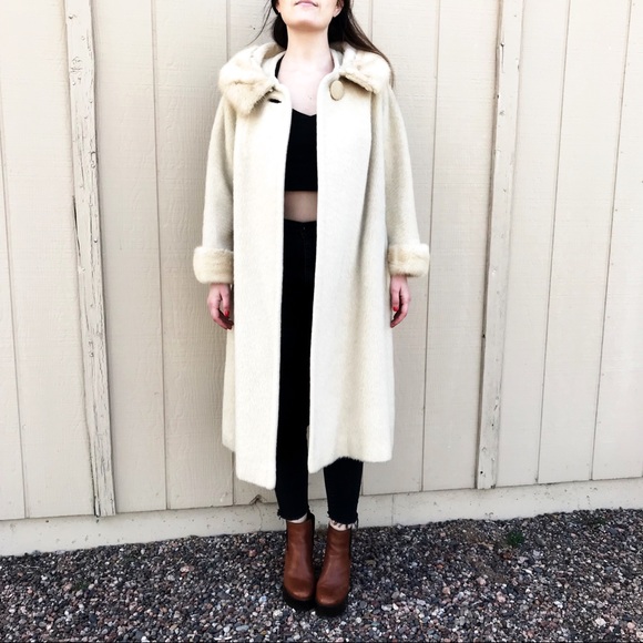 1960’s Luxury Coat - Picture 2 of 4